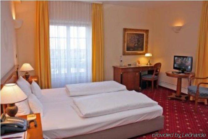 Hotel Schloss Edesheim Quarto foto