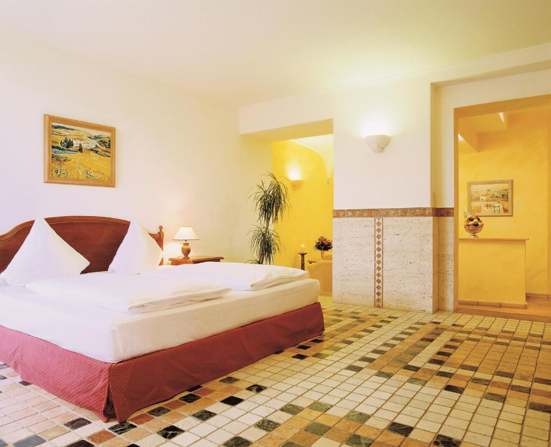 Hotel Schloss Edesheim Quarto foto